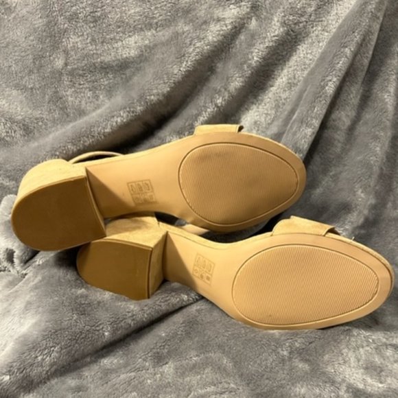 Beautiful NWT versatile neutral sandal in 10 Wide (fits like an 11W) - Picture 4 of 4
